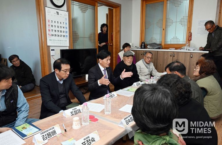 밀양시 산내면 동명마을 주민들과 얼음골 옛길 활성화 방안을 논의하는 간담회 모습