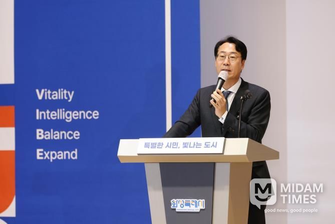 정명근 화성특례시장이 공직자들에게 인사말을 하고 있다.