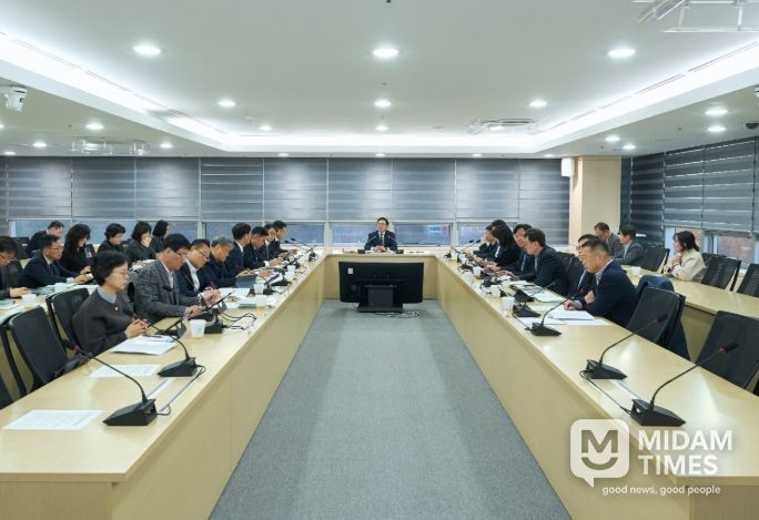 김석필 천안시장 권한대행 부시장이 1일 시청 중회의실에서 열린 확대간부회의를 주재하고 있다.