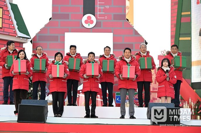 오세훈 서울시장이 1일 광화문광장에서 열린 ‘희망2026 나눔캠페인 출범식’에서 온도탑 점등 퍼포먼스에 참여하고 있다.