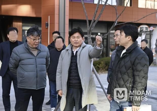 조용익 부천시장이 1일 7호선 신중동역 GTX-B 환기구 공사 예정 현장을 둘러보고 있다.