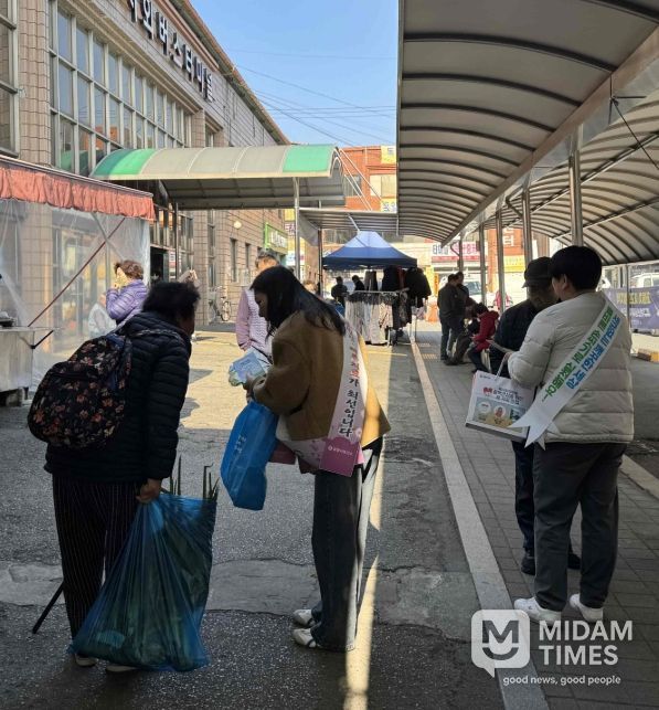 2일 밀양버스터미널 일원에서 진행한 에이즈 및 성매개감염병 예방 홍보 캠페인