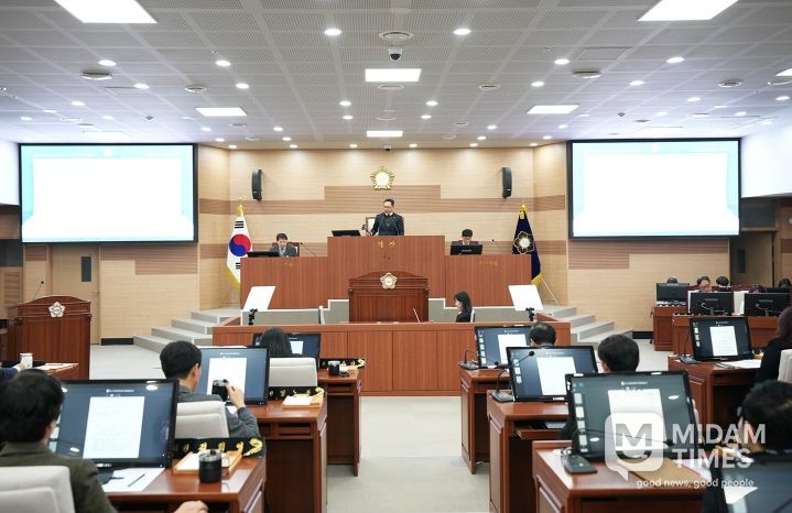 아산시의회는 제263회 제2차 정례회 제2차 본회의를 개회하고 있다.