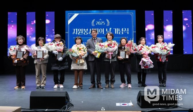 김돈곤 군수가 자원봉사 유공 표창 수상자들과 함께 기념 촬영을 하고 있다.