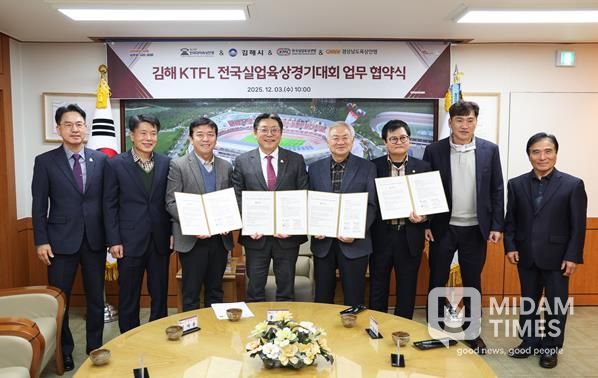 왼쪽부터 김재한 교육체육국장, 신형식 김해시육상연맹 회장, 김재룡 한국실업육상연맹 수석부회장, 홍태용 김해시장, 이창준 한국대학육상연맹 회장, 유헌태 경남육상연맹 부회장, 박장우 한국실업육상연맹 부회장, 강경문 한국대학육상연맹 부회장