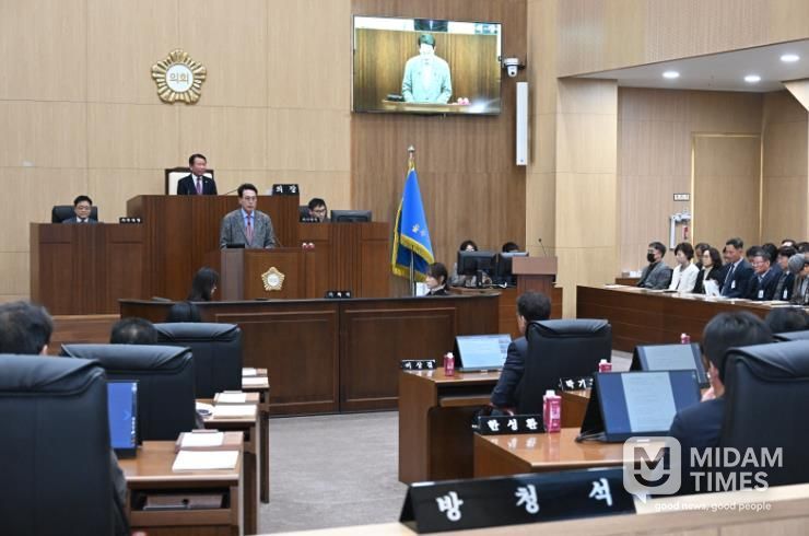 울주군의회 제242회 정례회 제2차 본회의가 3일 의사당 본회의장에서 열린 가운데 이순걸 울주군수가 2026년 당초예산안 제출에 따른 시정연설을 하고 있다.