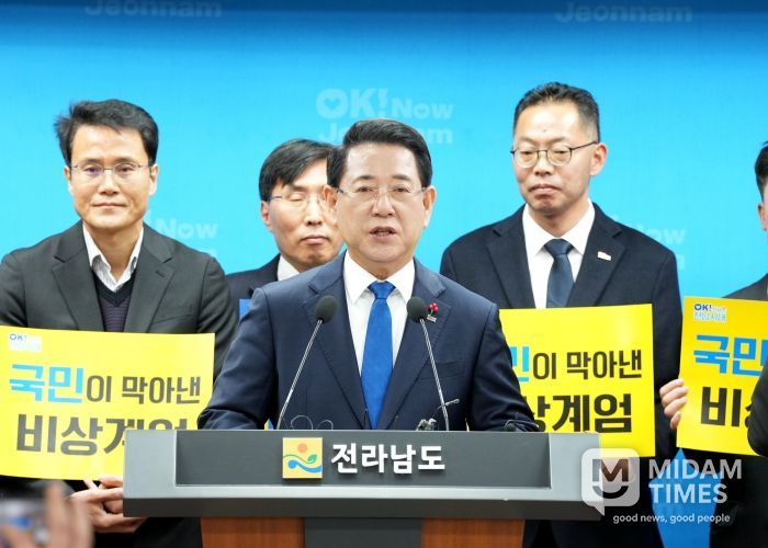 김영록 전라남도지사가 3일 도청 브리핑룸에서 ‘12·3 불법 비상계엄 저지 1주년’ 대도민 성명문을 발표하고 있다.