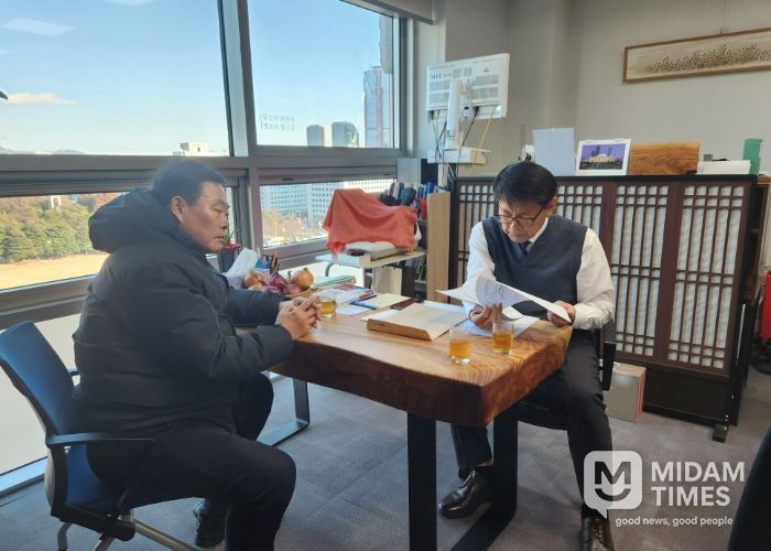 무안군 주요 사업 반영 현황 파악을 위해 서삼석 국회의원실을 방문한 김산 군수