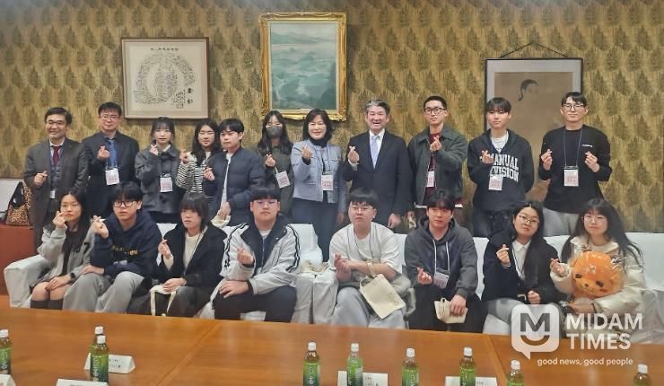 경주시 청소년교류단이 2일 일본 나라시청을 방문해 나카가와 겐 나라시장을 예방한 뒤 기념촬영을 하고 있다.