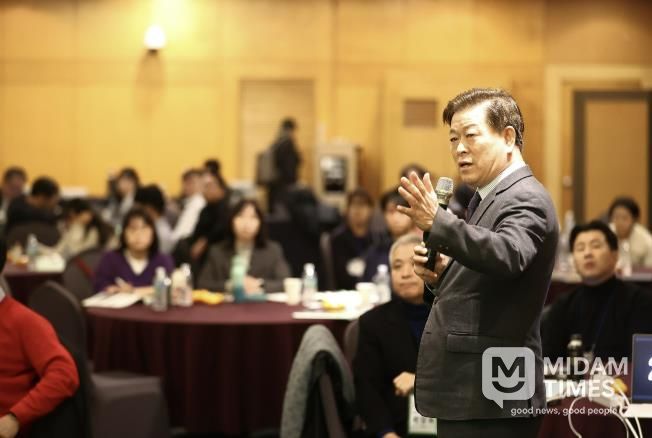 박승원 광명시장이 4일 오후 제주도 켄싱턴 리조트에서 열린 ‘2025 대한민국 ESG정원정책포럼-공무원 혁신 리더십 과정’에 참석해 ‘탄소중립으로 지속가능한 도시전환’을 주제로 한 특별강연을 하고 있다.