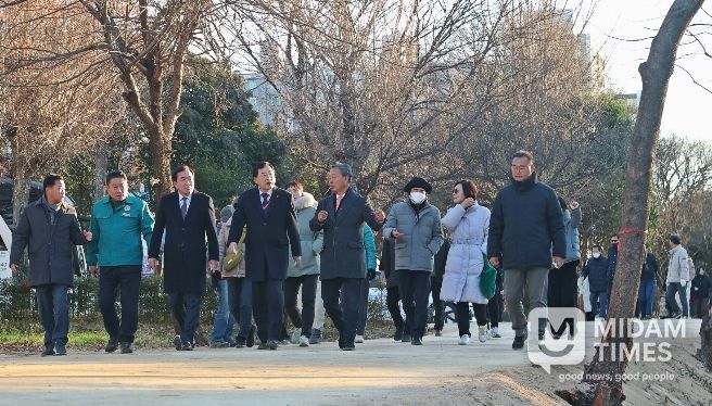경주시 동해남부선 폐선부지 임시산책로를 걸으며 조성 현황을 살펴보고 있는 주낙영 시장과 지역 시의원, 통장, 주민들. 경주시는 지난 4일 임시개방 구간을 시민들에게 공개하고 현장 점검을 실시했다.