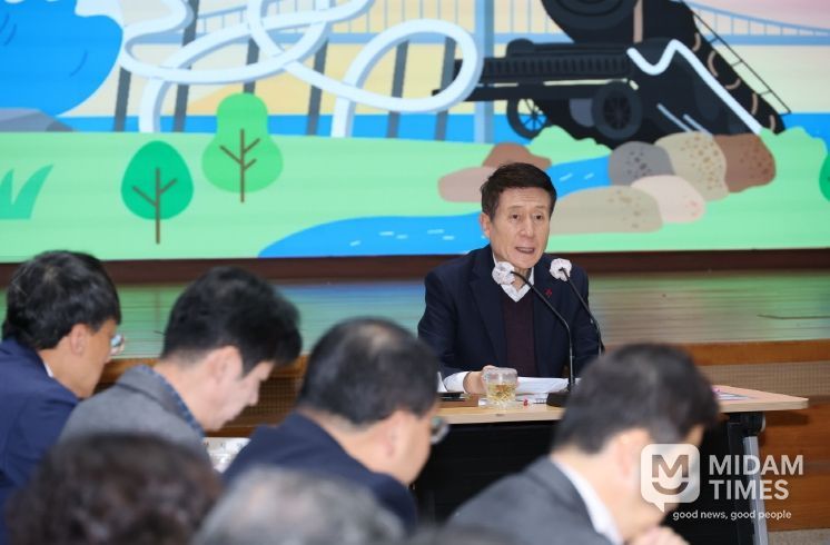 이강덕 시장이 5일 확대간부회의를 주재하며 포항 미래 신성장 동력 발굴과 육성을 통한 도시 경쟁력 강화로 시민이 체감하는 변화를 만들어 갈 것을 강조하고 있다.