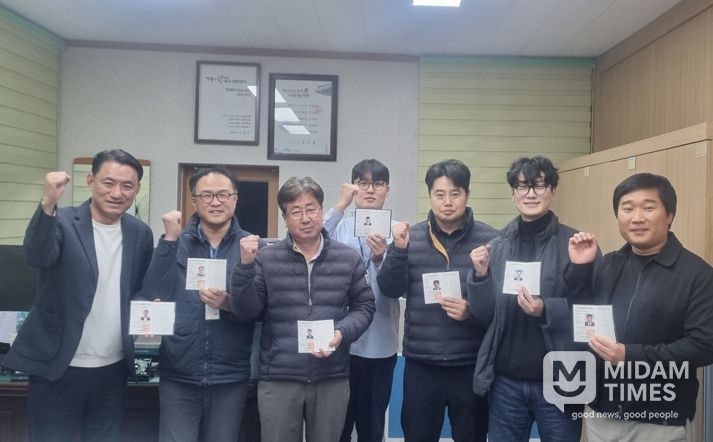 경주시 상수도과 직원들이 올해 취득한 상수도 분야 전문자격증을 보여주며 기념촬영을 하고 있다