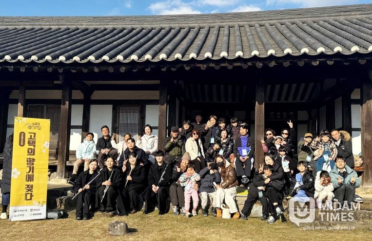 공연자와 단체사진