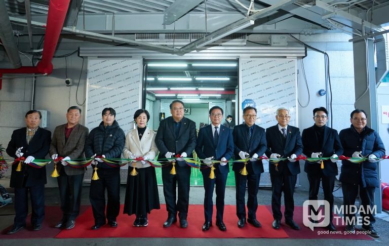 1. 8일 김석필 천안시장 권한대행 부시장이 따숨 푸드뱅크 개소식에 참석해 테이프 커팅식 하고 있다.