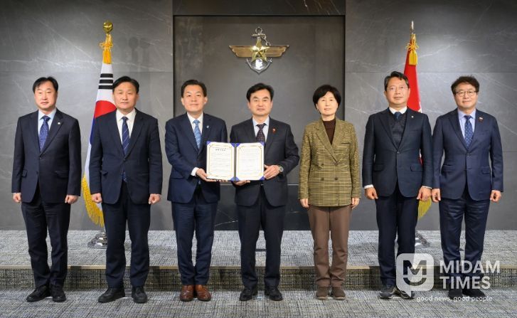 이재준 수원시장(왼쪽 세 번째)과 수원 지역 국회의원 5명이 안규백 국방부장관(왼쪽 4번째)에게 ‘수원 군 공항 이전의 국가전략 사업화를 위한 공동 건의문’을 전달한 후 함께하고 있다. 왼쪽부터 김준혁 의원, 김영진 의원, 이재준 시장, 안규백 장관, 백혜련 의원, 김승원 의원, 염태영 의원. 국방부 제공.