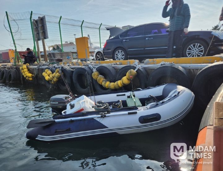 포항시는 10일 오전 포항 앞바다에서 선외기 고장으로 표류하던 레저용 고무보트 1척을 구조했다