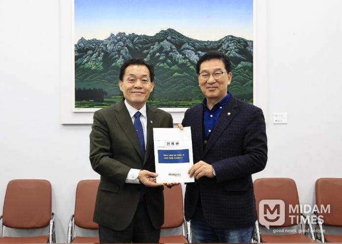 이재준 수원시장(왼쪽)이 신정훈 국회 행정안전위원장에게 건의문을 전달하고 있다.