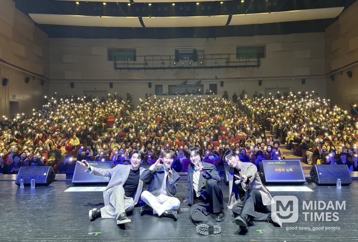 크로스오버 사중창단‘포레스텔라’가 앙코르 공연 도중 휴대폰 불빛으로 호응하는 관객과 함께 기념촬영을 하고 있다.