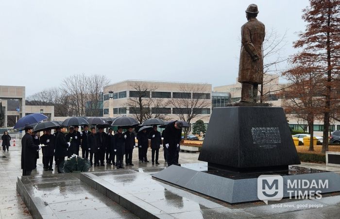 포항시는 지난 12일 故 청암 박태준 포스코 명예회장 서거 14주기를 맞아 포스텍 노벨동산에 있는 청암 박태준 동상을 찾아 헌화하고 참배했다.