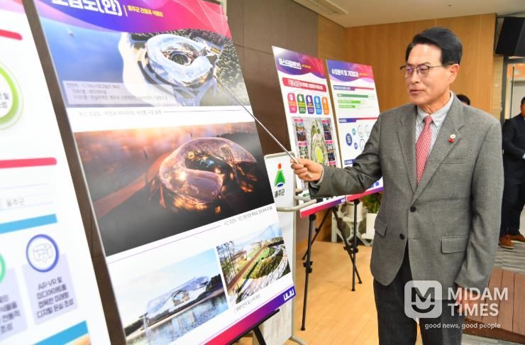 울산 울주군이 16일 군청 프레스센터에서 간절곶 식물원 건립사업에 대한 언론브리핑을 개최한 가운데 이순걸 울주군수가 사업 개요 및 향후 계획에 대해 설명하고 있다.