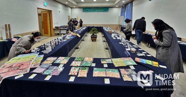 경주시가 ‘2026 청년감성상점 상품 입점 공모’ 심사를 진행하고 있다. 이번 공모를 통해 선정된 165점의 청년 예술가 작품은 내년 1월부터 황리단길 청년감성상점에서 전시·판매될 예정이다.