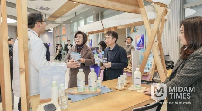 과천시 2025 창업 네트워킹 데이에서 신계용 고천시장과 관계자들이 참여 업체 부스에서 설명을 듣고 있다