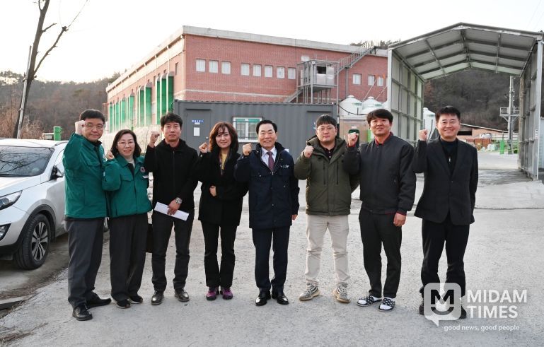 1. 성낙인 창녕군수가 상철농장을 방문하여 관계자들과 기념촬영을 하고 있다.