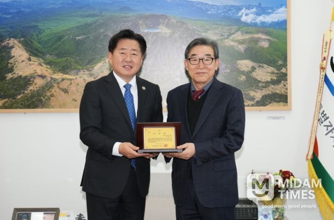 문봉만 제경련 회장에 감사패 전달