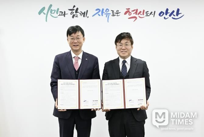 이민근 안산시장(왼쪽)이 19일 맘스커리어 대표(오른쪽)와 ‘세 자녀 이상 가정 출산지원 업무협약’을 맺고 함께 기념촬영을 하고 있다.