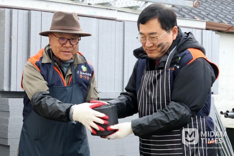 주낙영 경주시장(사진 우측)이 지난해 12월 월성동에서 천년미래포럼 회원들과 함께 사랑나눔 연탄배달 봉사활동을 하고 있다.