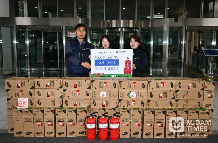 왼쪽부터 김창열 대표, 신계순 기장군 노인장애인복지과장, 박인화 대표가 기탁식을 진행하고 있다.