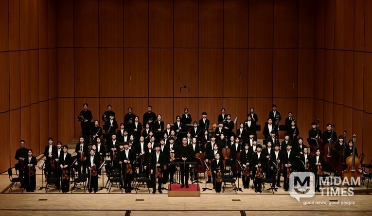 제15회 경주시 청소년오케스트라 정기연주회에서 청소년 단원들이 경주예술의전당 화랑홀 무대에 올라 베토벤 명곡을 연주하며 기념촬영을 하고 있다