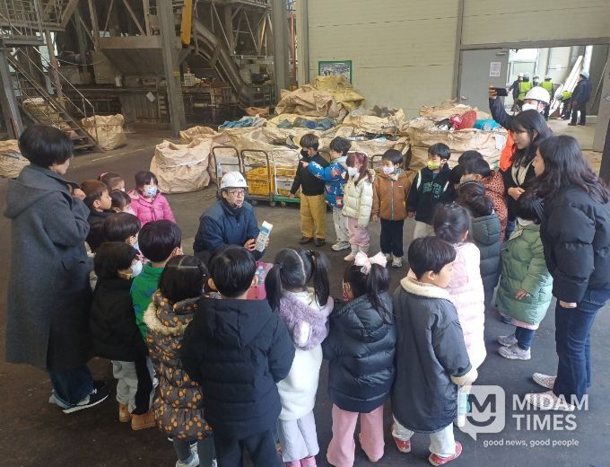 금산군 폐기물처리시설을 견학 중인 어린이들