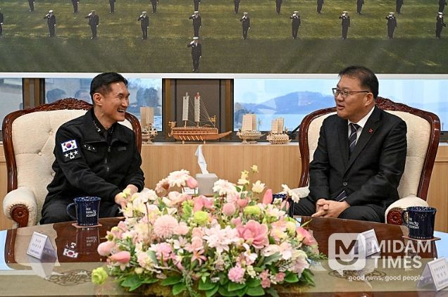 왼쪽부터 박규백 해군사관학교장, 장금용 창원특례시장 권한대행