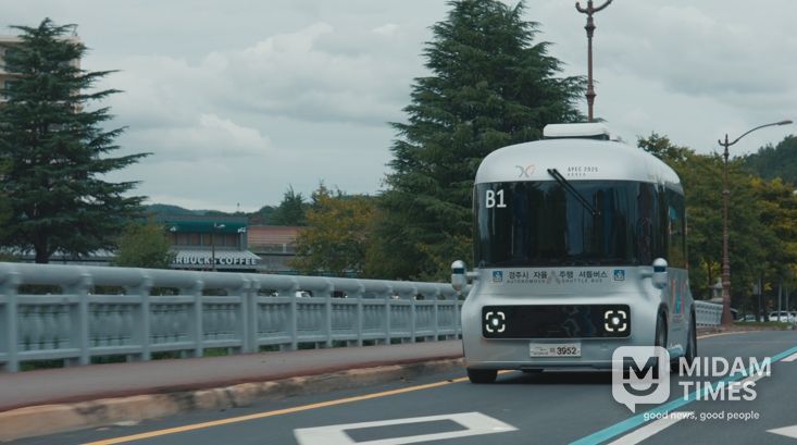 2025 APEC 정상회의 기간 중 경주시 보문관광단지 일원에서 자율주행 셔틀버스가 ITS 기반 교통체계 속에서 운행되고 있다.