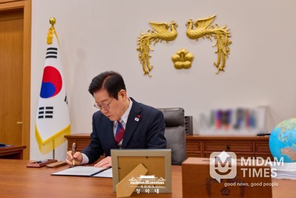 청와대 복귀 후 대통령 첫 재가(청와대)