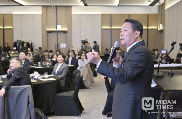 최영일 순창군수가 농어촌 기본소득 시범사업 성과창출 협의체 출범식에서 송미령 농림축산식품부 장관과 전문가들이 참석한 가운데, 순창형 기본소득 모델과 농촌 기본사회 비전을 발표하고 있다.