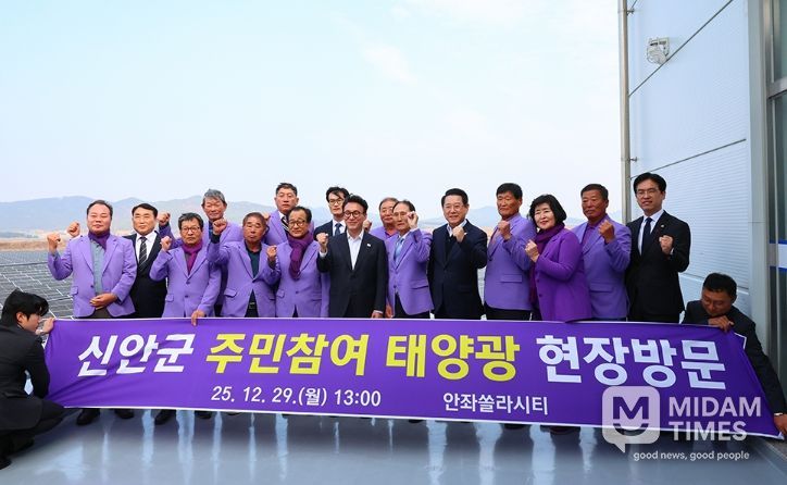 김민석 국무총리가 29일 전남 신안 주민참여태양광 현장인 안좌스마트팜앤쏠라시티를 방문, 현장 시설을 시찰하고 있다.