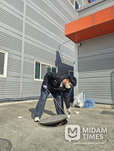 영천시 방역기동반이 월동 모기 유충구제 작업을 진행하고 있다.