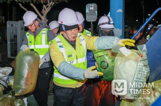 고성군, 새해 새벽을 쓰레기 수거와 환경근로자 격려로 시작하다