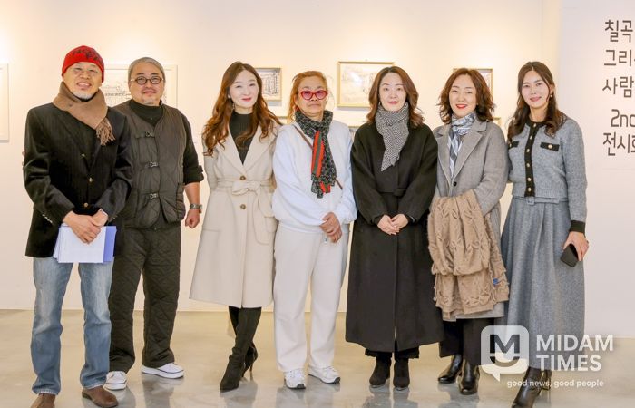 칠곡을 그리는 사람들전’에 참여한 작가들이 전시장인 칠곡군 왜관읍 갤러리 파미에서 기념촬영을 하고 있다. 왼쪽부터 정문현, 김현수, 박창미, 이택경, 박현아, 이정숙, 이윤경 작가.