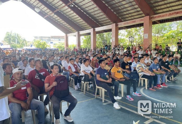 외국인 계절근로자사업 참여를 위해 설명을 듣고 있다.