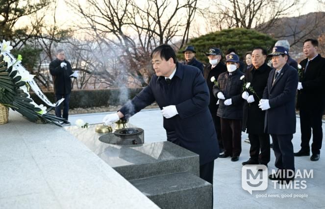 김천시, 2026년 병오년 새해 충혼탑 참배, 순국선열과 호국영령의 숭고한 희생을 기리다