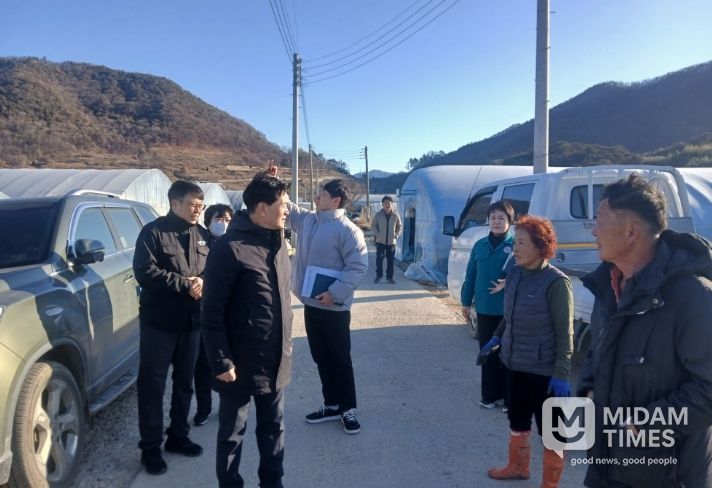 밀양시 관계자들이 강풍 피해 농가를 점검하고 있다.