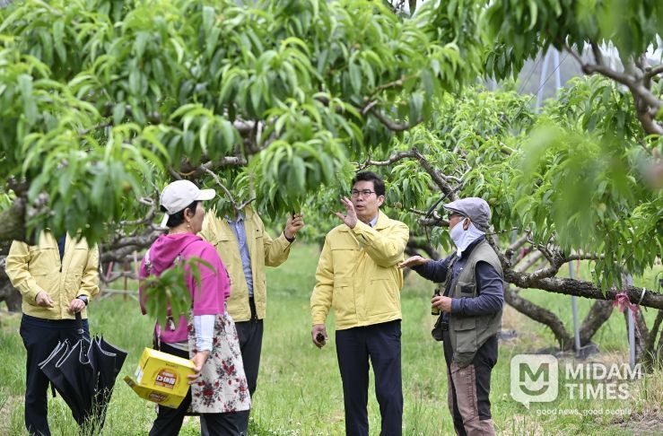 김광열 영덕군수가 관내 과수농가를 찾아 소통하고 있다.