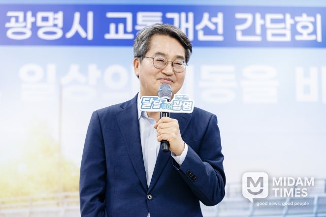 13일 오후 광명1동 행정복지센터에서 진행된 광명-구로 간 목감교 확장건설 현장설명회에서 김동연 경기도지사가 인사말씀을 하고 있다.