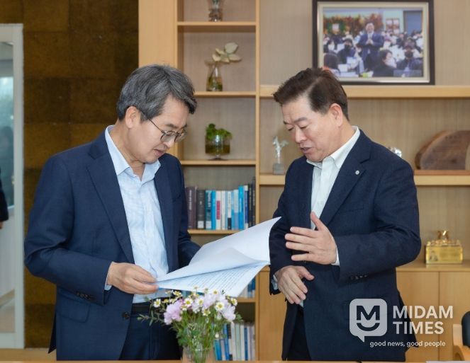 박승원 광명시장(사진 오른쪽)이 13일 오후 광명시청 시장실에서 ‘경기 민생경제 현장투어(달달버스)’ 일정으로 광명시를 방문한 김동연 경기도지사(사진 왼쪽)에게 광명시 주요 현안에 대해 설명하며 경기도의 지원을 요청하고 있다.