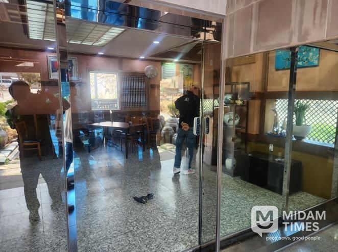 장애인편의시설 설치비용 지원사업에 선정된 업체가 자동문을 설치했다.