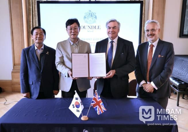 2025. 10. 17. 이민근 안산시장이 안산사이언스밸리지구 내 국제학교 설립을 위해 英 온들스쿨로부터 투자의향서를 접수받고 있다